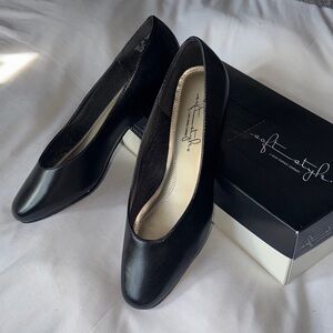 SOFT STYLE BLACK ROSETTE PUMP SIZE 7